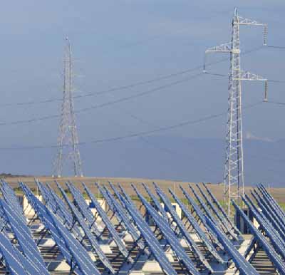 campo placas solares torres alta tension