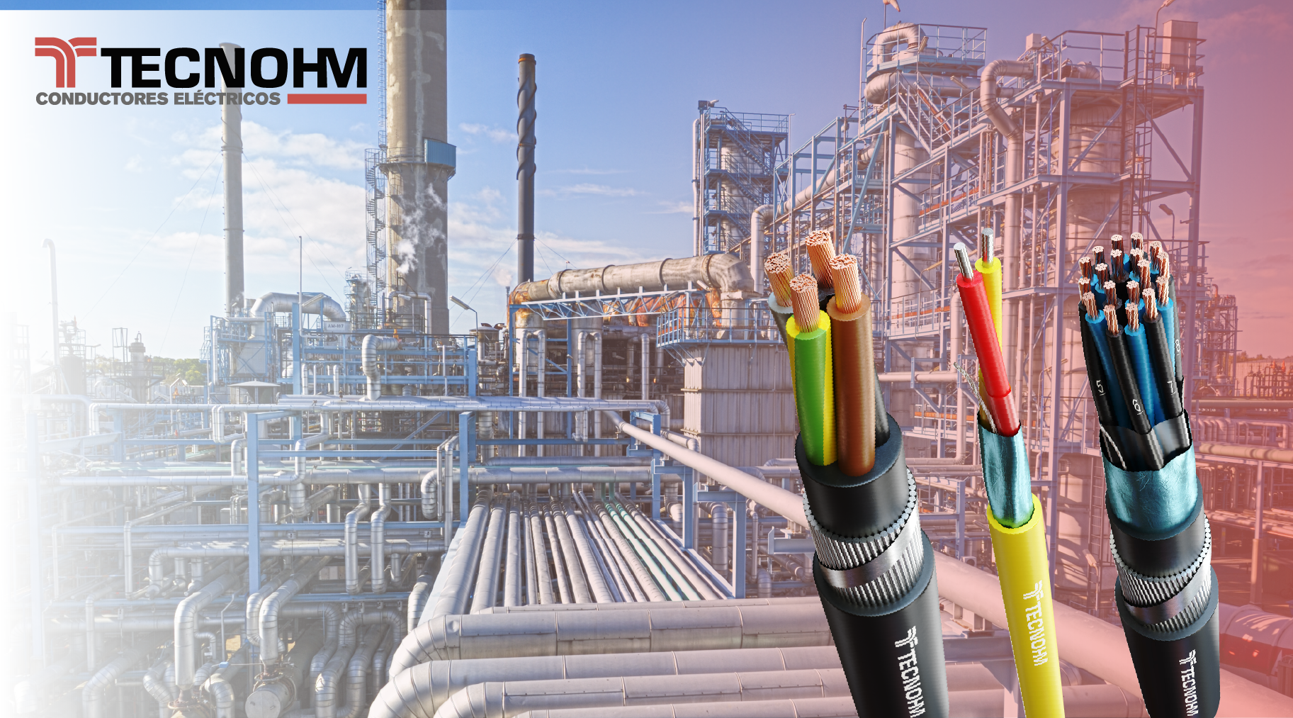 Imagen de una planta industrial con tuberías y estructuras metálicas, junto a cables eléctricos industriales TECNOHM en primer plano, mostrando diferentes configuraciones de conductores y aislamientos para aplicaciones de alta exigencia.